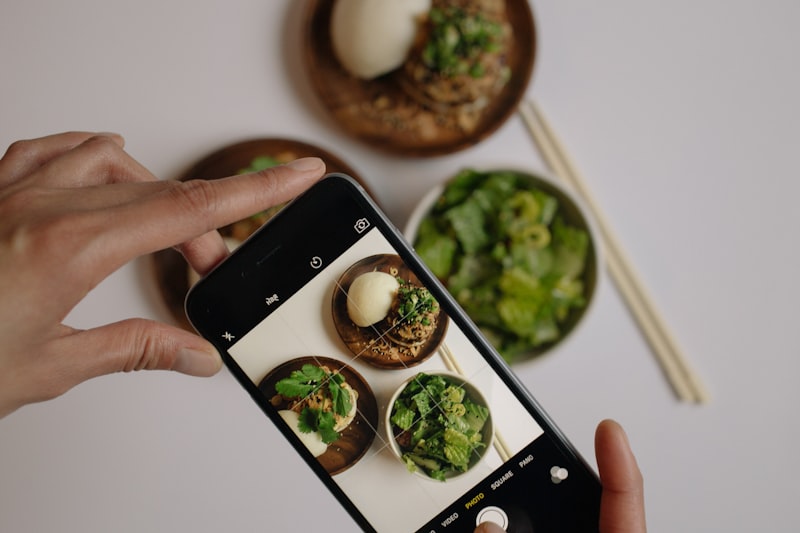 スマホで料理を撮影する手元