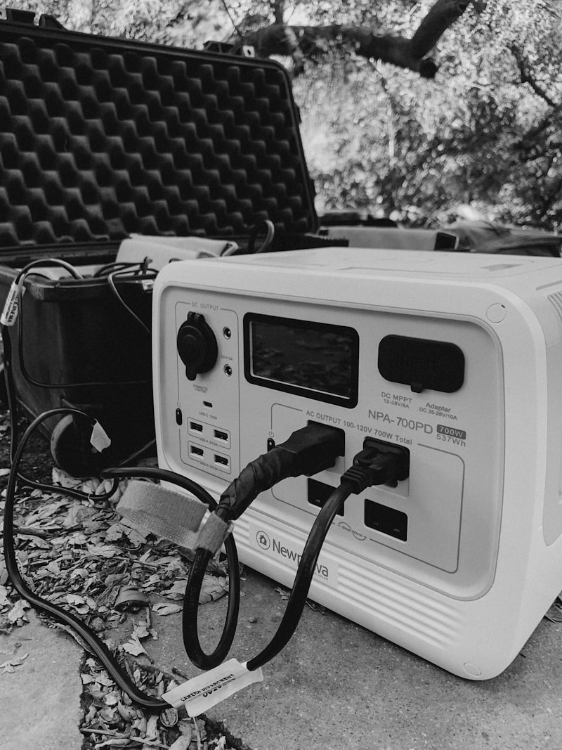 ケーブルが接続されたポータブル電源